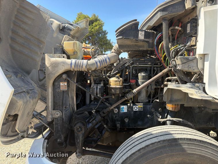 image for item EA0021 2015 Kenworth T680 semi truck