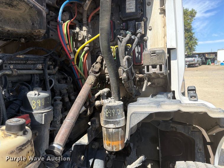 image for item EA0021 2015 Kenworth T680 semi truck