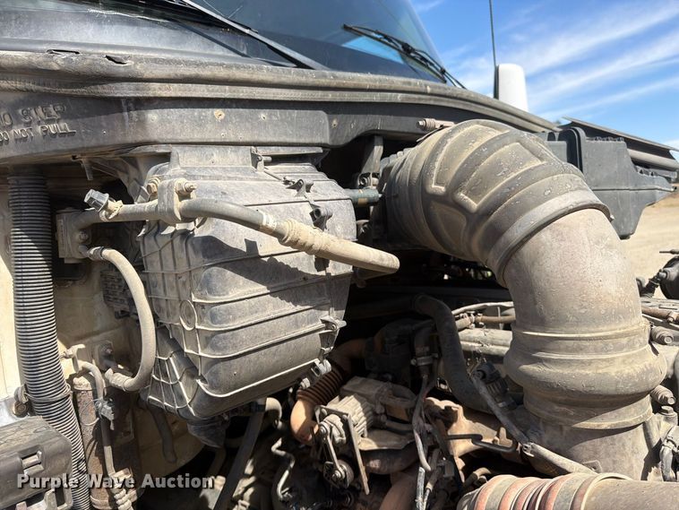 image for item EA0021 2015 Kenworth T680 semi truck