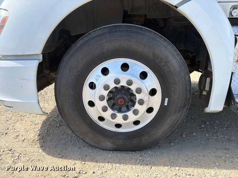 image for item EA0021 2015 Kenworth T680 semi truck