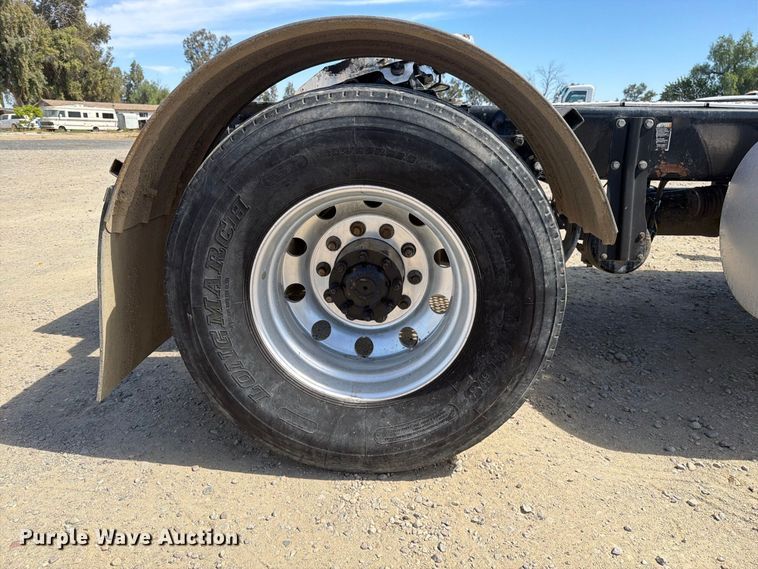 image for item EA0021 2015 Kenworth T680 semi truck