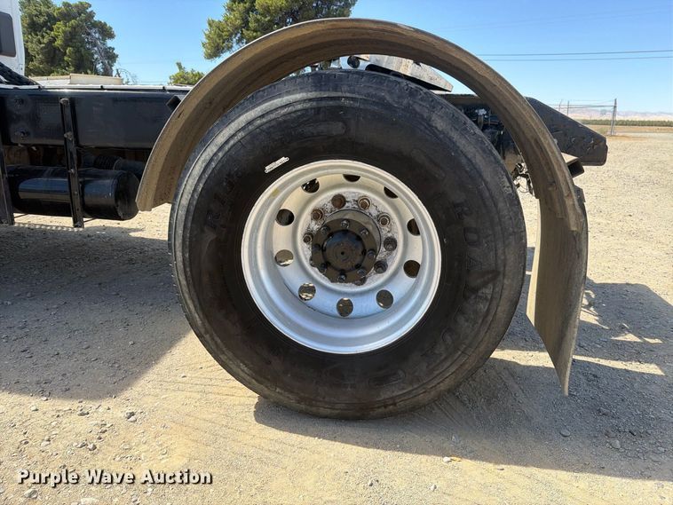 image for item EA0021 2015 Kenworth T680 semi truck