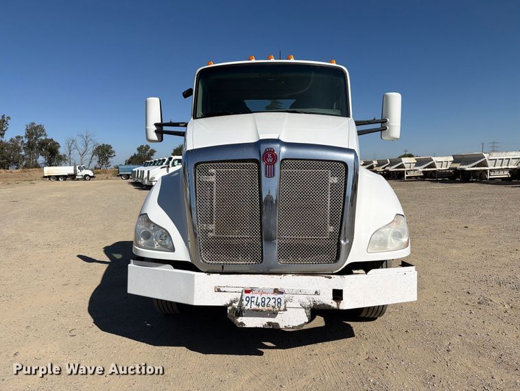 image for item EA0022 2015 Kenworth T680 semi truck