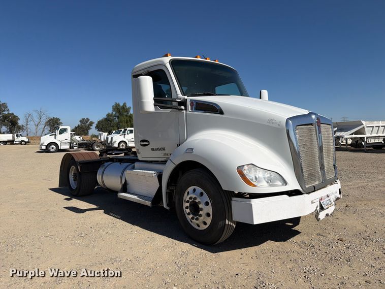 image for item EA0022 2015 Kenworth T680 semi truck