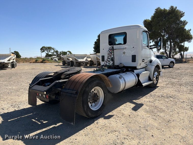 image for item EA0022 2015 Kenworth T680 semi truck