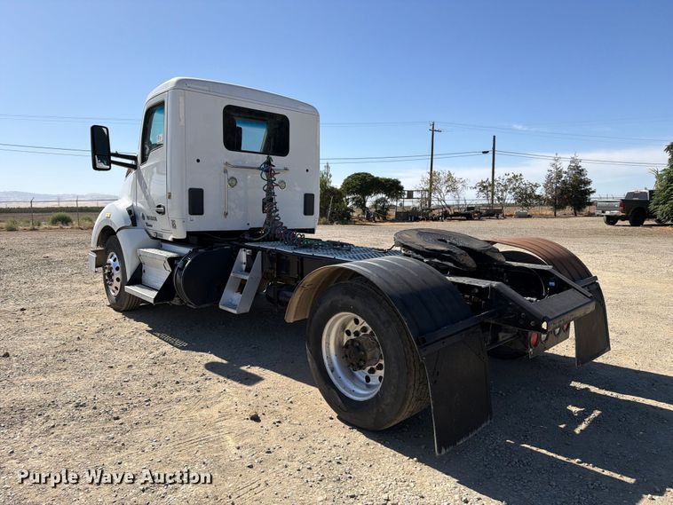 image for item EA0022 2015 Kenworth T680 semi truck