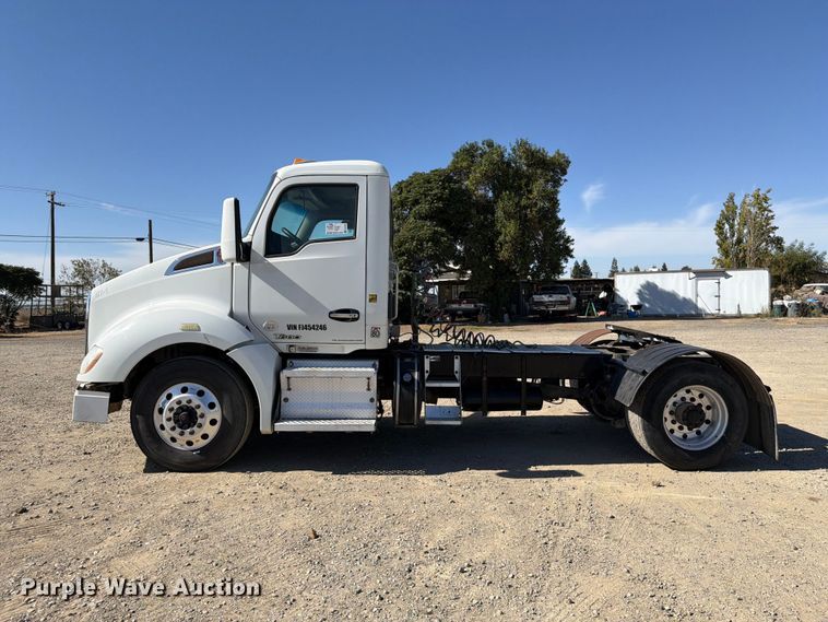 image for item EA0022 2015 Kenworth T680 semi truck