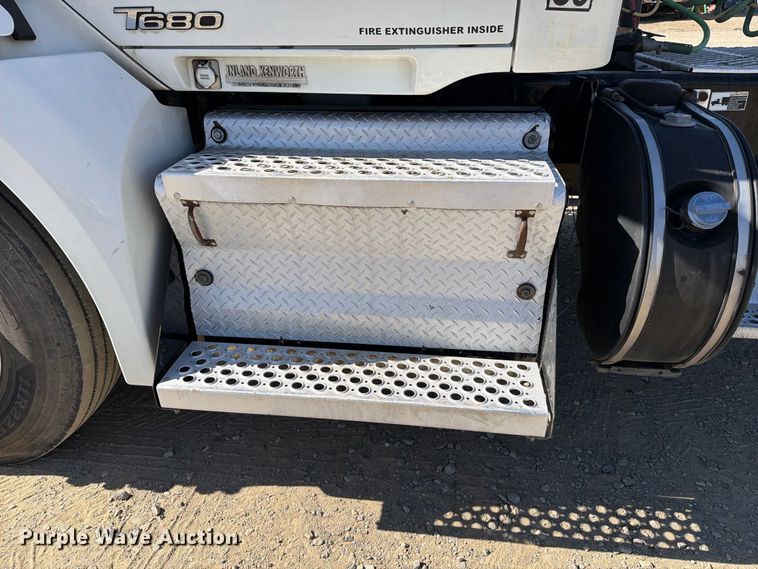 image for item EA0022 2015 Kenworth T680 semi truck
