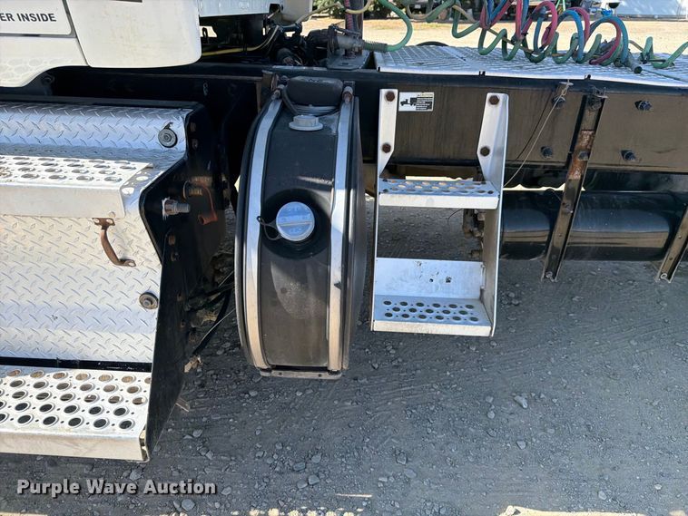 image for item EA0022 2015 Kenworth T680 semi truck