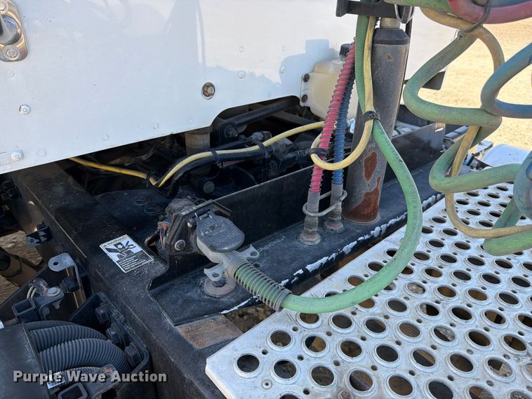 image for item EA0022 2015 Kenworth T680 semi truck