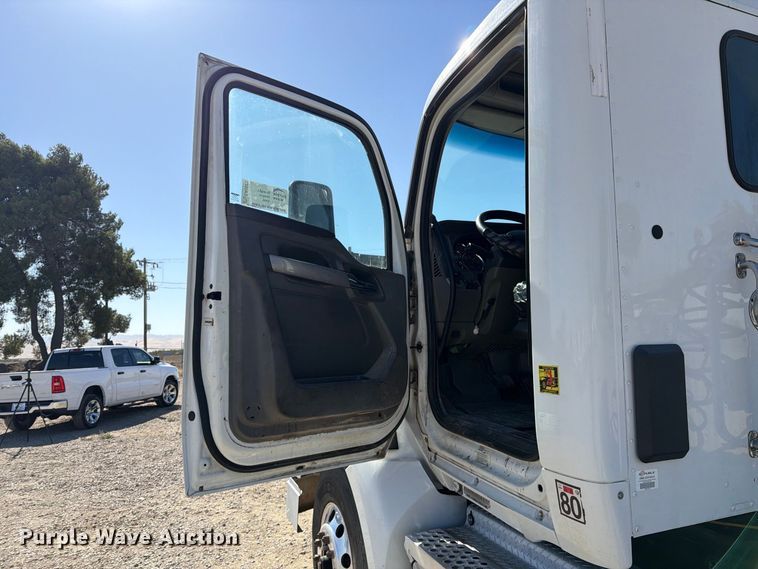 image for item EA0022 2015 Kenworth T680 semi truck