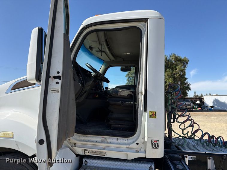 image for item EA0022 2015 Kenworth T680 semi truck