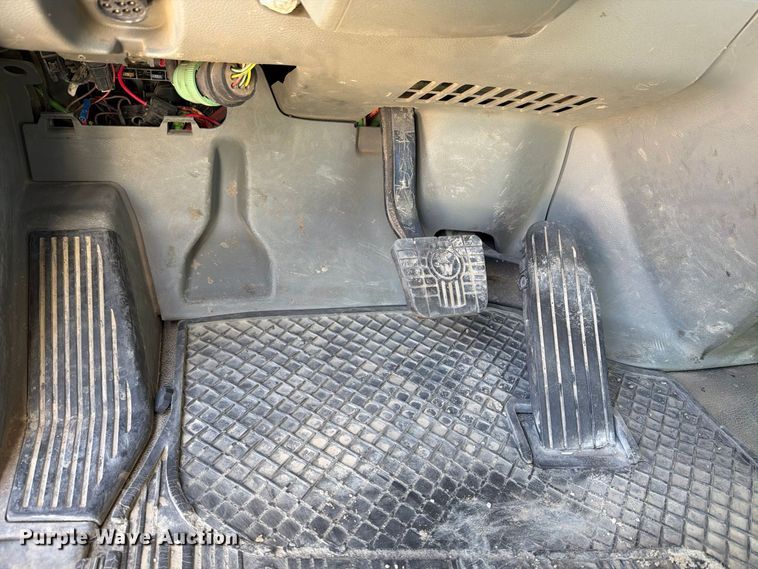image for item EA0022 2015 Kenworth T680 semi truck