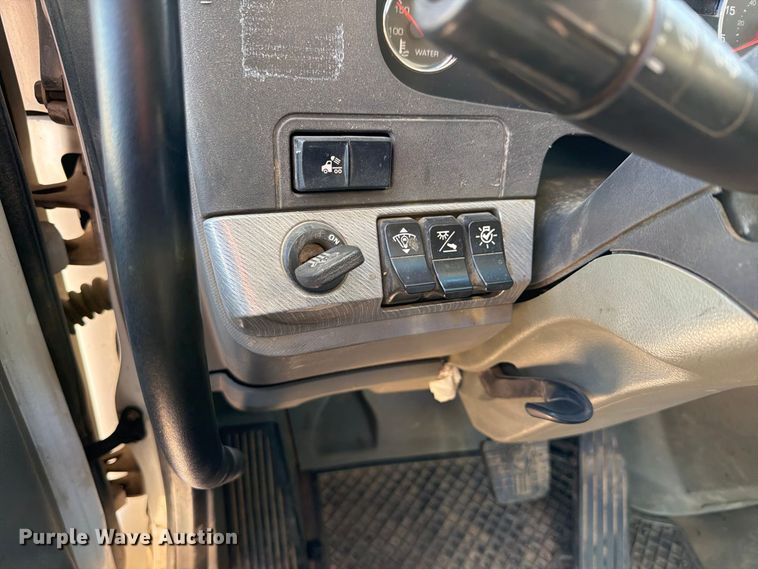 image for item EA0022 2015 Kenworth T680 semi truck