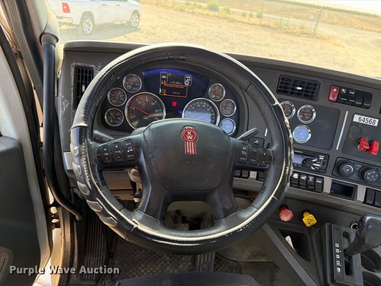 image for item EA0022 2015 Kenworth T680 semi truck