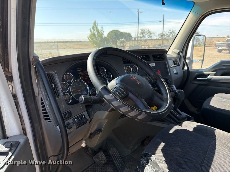 image for item EA0022 2015 Kenworth T680 semi truck
