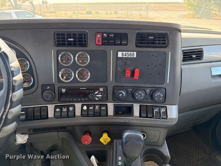 image for item EA0022 2015 Kenworth T680 semi truck
