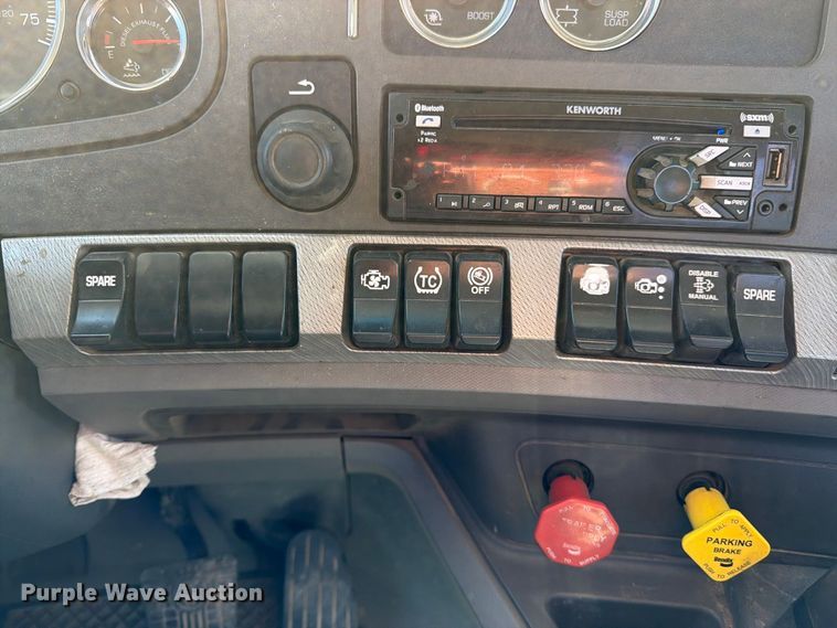 image for item EA0022 2015 Kenworth T680 semi truck