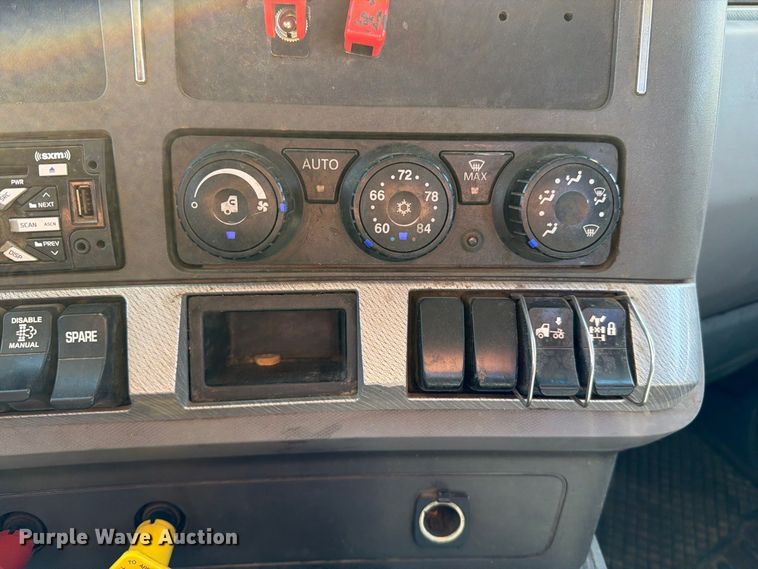image for item EA0022 2015 Kenworth T680 semi truck