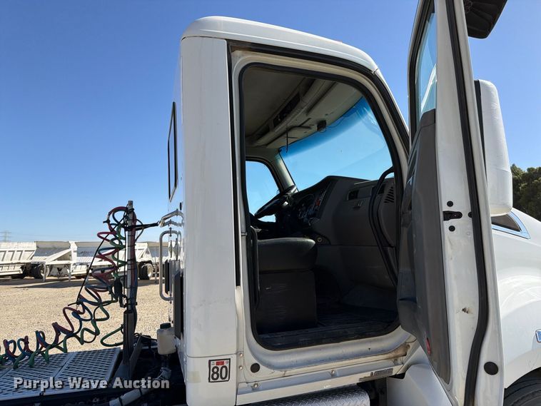 image for item EA0022 2015 Kenworth T680 semi truck