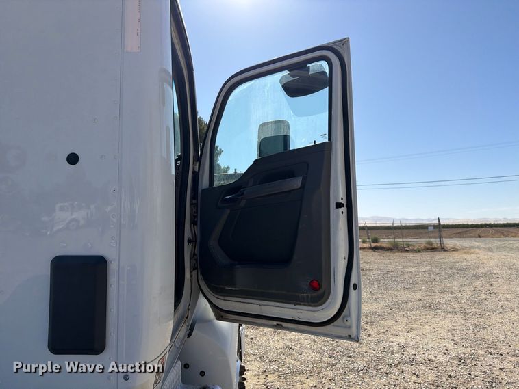 image for item EA0022 2015 Kenworth T680 semi truck