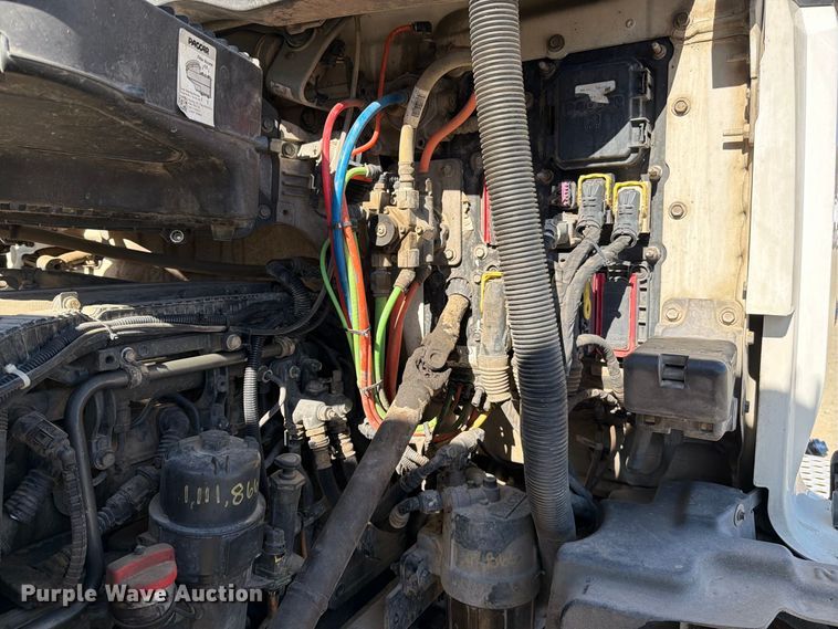 image for item EA0022 2015 Kenworth T680 semi truck