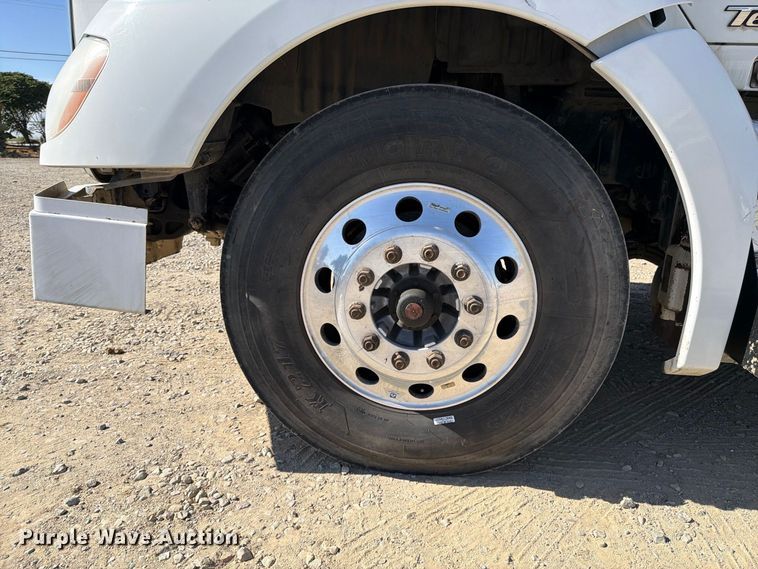 image for item EA0022 2015 Kenworth T680 semi truck