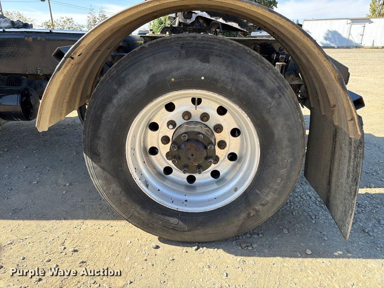 image for item EA0022 2015 Kenworth T680 semi truck