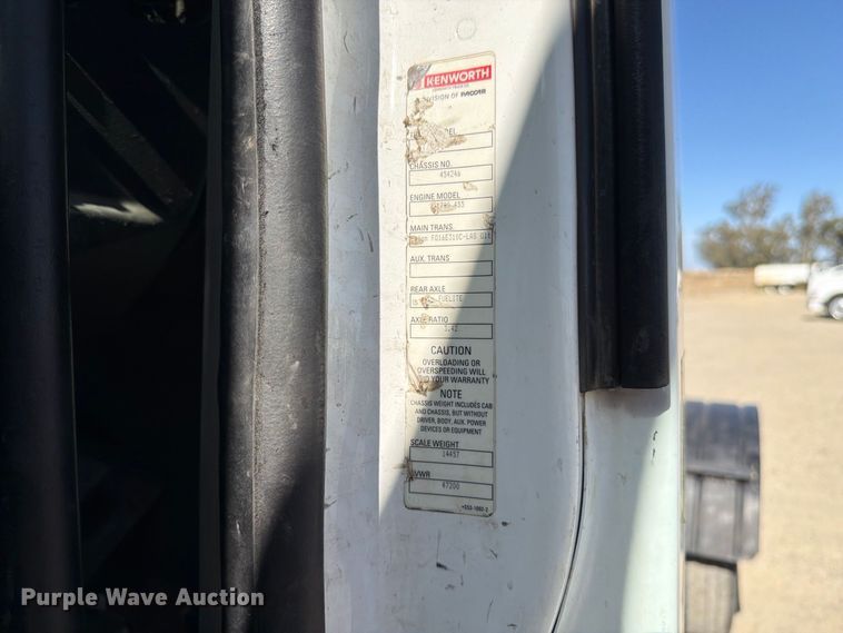 image for item EA0022 2015 Kenworth T680 semi truck