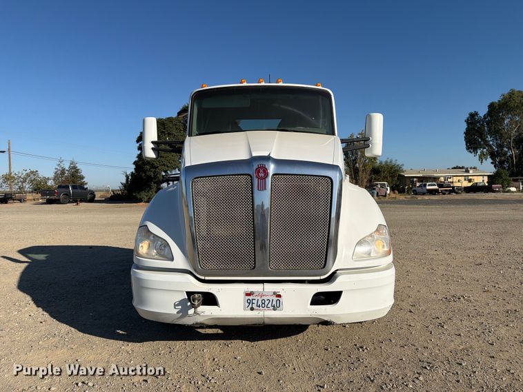 image for item EA0023 2015 Kenworth T680 semi truck
