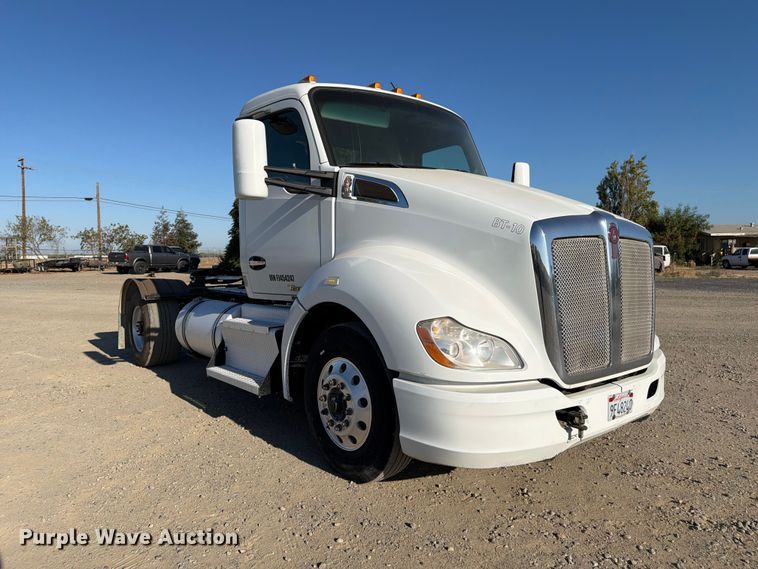 image for item EA0023 2015 Kenworth T680 semi truck