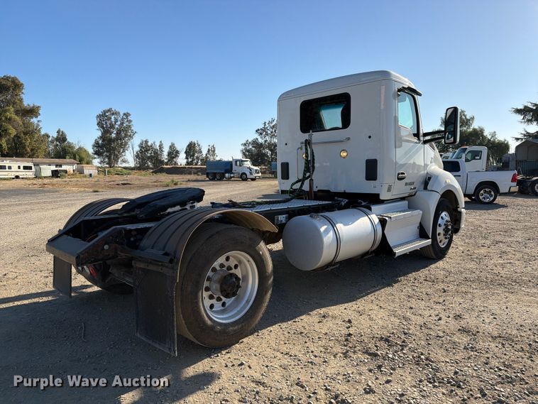 image for item EA0023 2015 Kenworth T680 semi truck