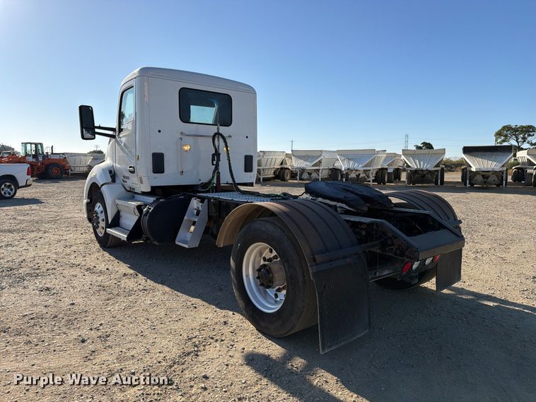 image for item EA0023 2015 Kenworth T680 semi truck