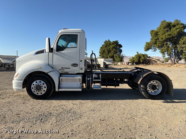 image for item EA0023 2015 Kenworth T680 semi truck