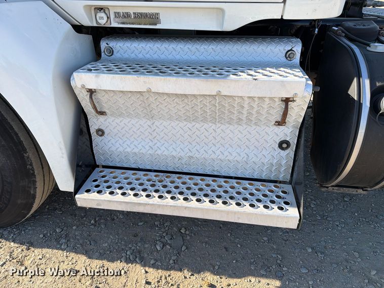 image for item EA0023 2015 Kenworth T680 semi truck