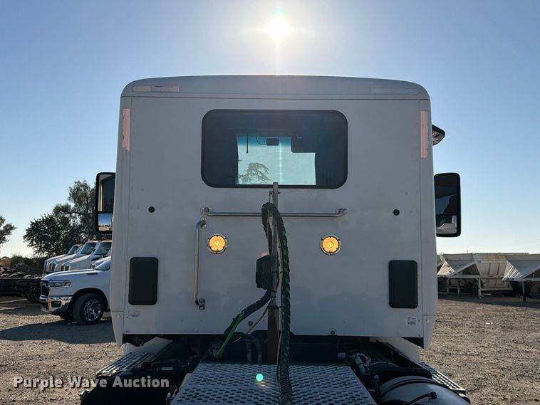 image for item EA0023 2015 Kenworth T680 semi truck
