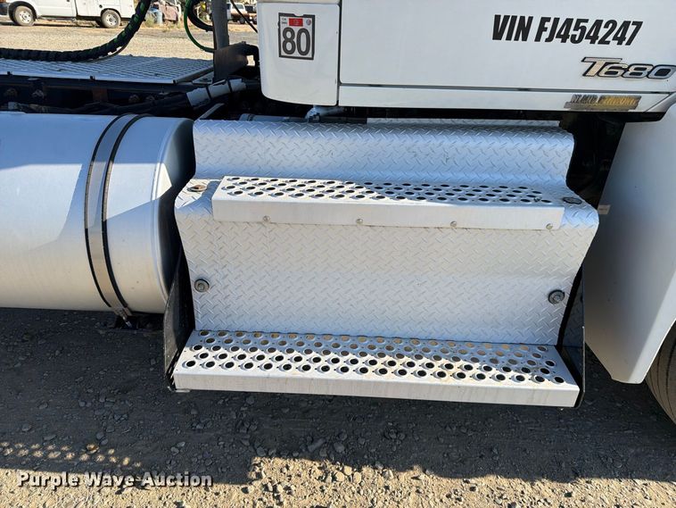 image for item EA0023 2015 Kenworth T680 semi truck