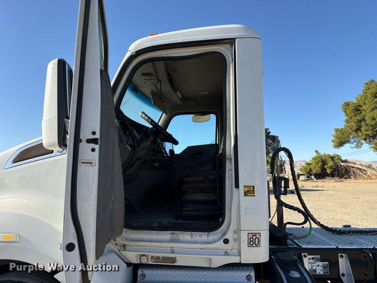 image for item EA0023 2015 Kenworth T680 semi truck