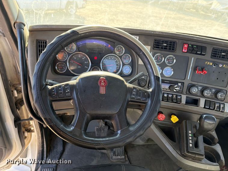 image for item EA0023 2015 Kenworth T680 semi truck