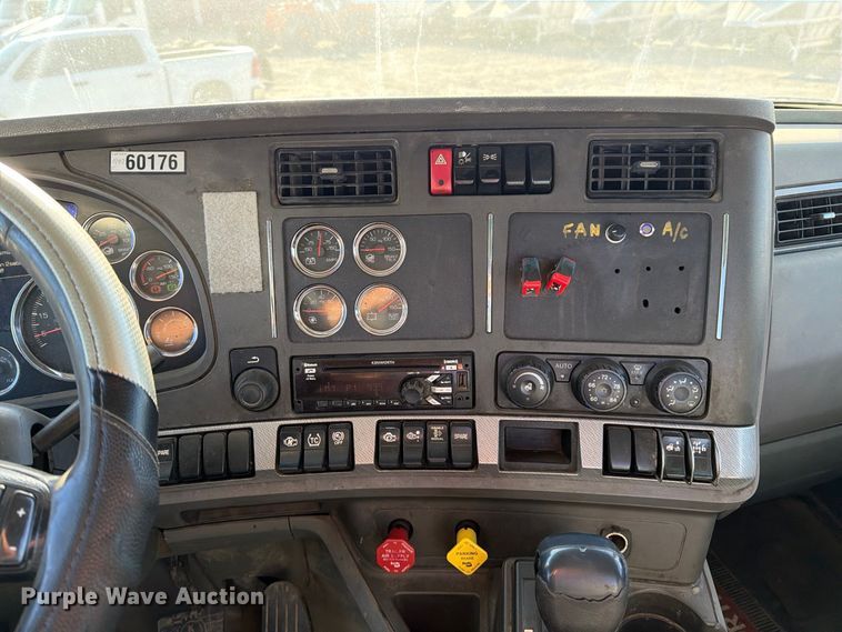 image for item EA0023 2015 Kenworth T680 semi truck