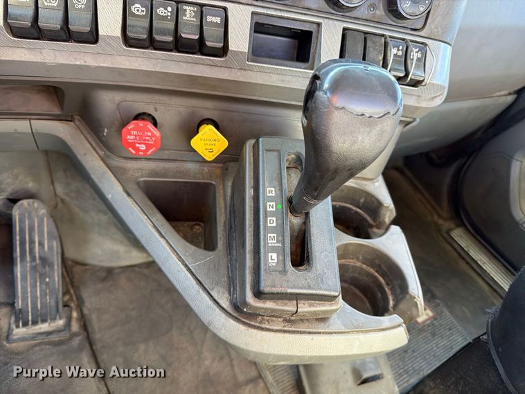 image for item EA0023 2015 Kenworth T680 semi truck