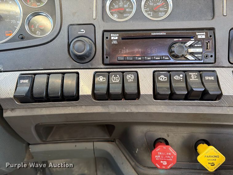 image for item EA0023 2015 Kenworth T680 semi truck