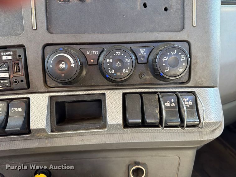 image for item EA0023 2015 Kenworth T680 semi truck