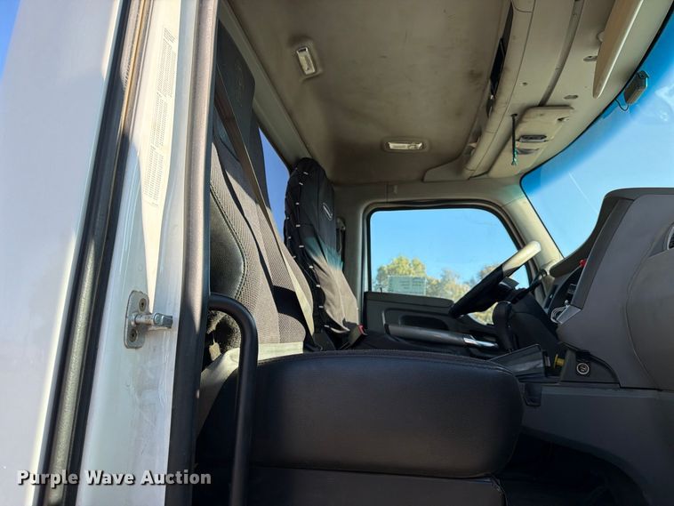 image for item EA0023 2015 Kenworth T680 semi truck