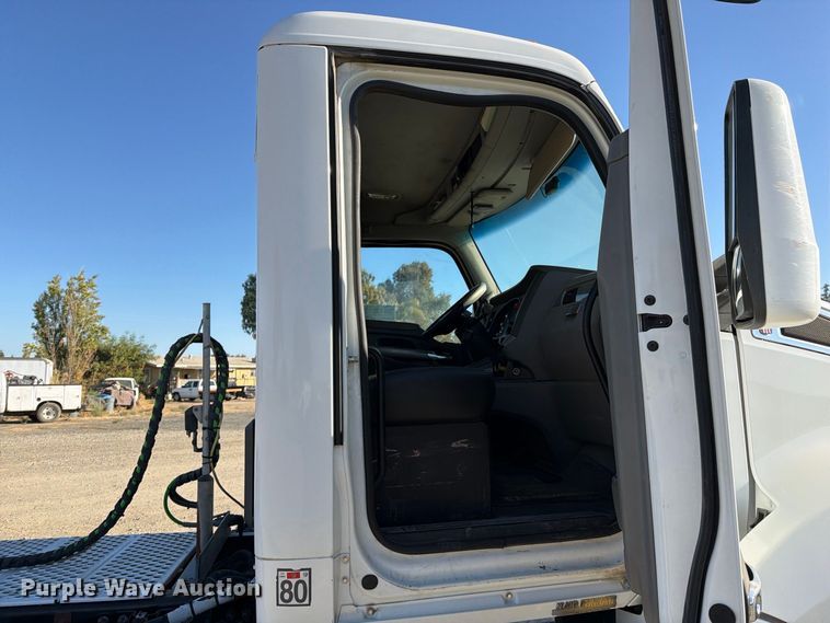 image for item EA0023 2015 Kenworth T680 semi truck