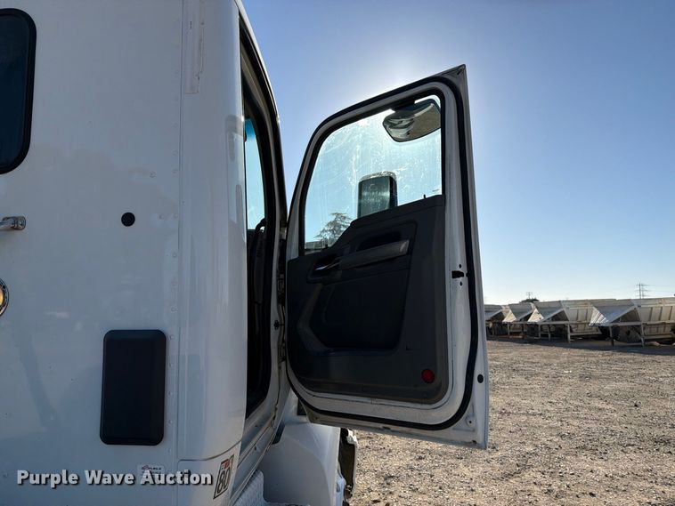 image for item EA0023 2015 Kenworth T680 semi truck