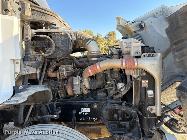image for item EA0023 2015 Kenworth T680 semi truck