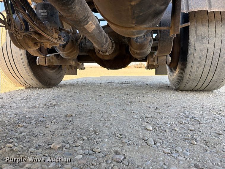 image for item EA0023 2015 Kenworth T680 semi truck