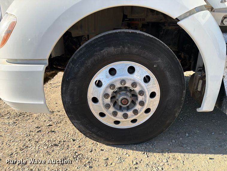 image for item EA0023 2015 Kenworth T680 semi truck