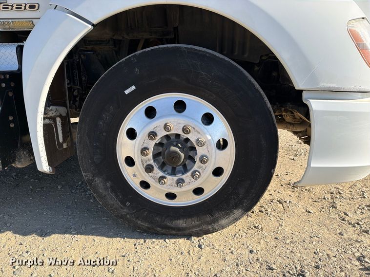 image for item EA0023 2015 Kenworth T680 semi truck